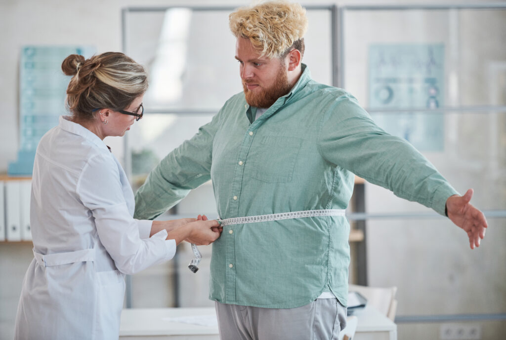 How to prepare for bariatric surgery - nutritionist examining patient during pre-operative consultation