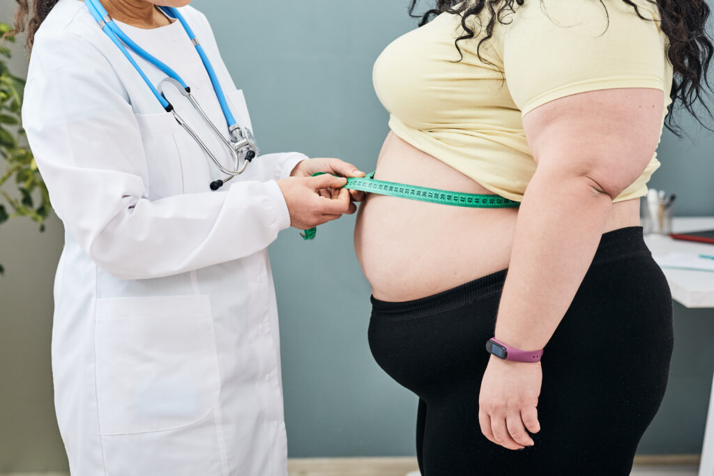 Weight loss surgery without insurance - nutritionist inspecting patient during affordable consultation